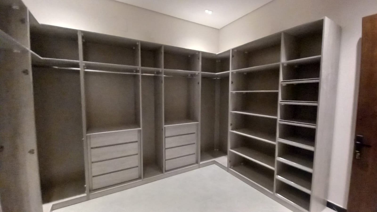 صورة من أعمال النجارة والتفصيل بالرياض