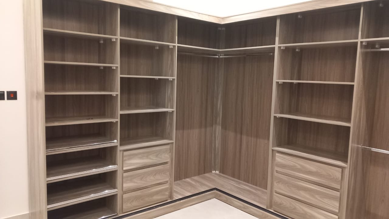 صورة من أعمال النجارة والتفصيل بالرياض